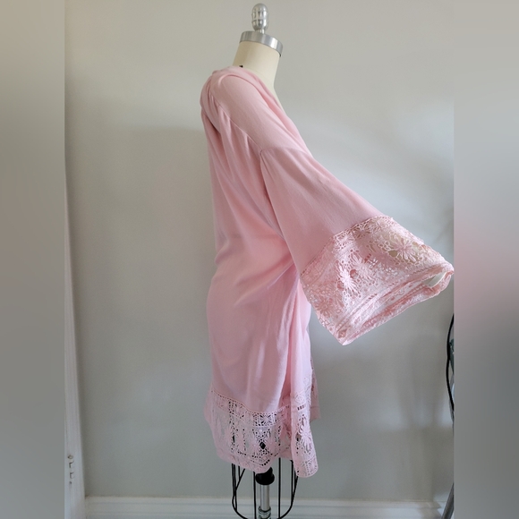 Lace trimmed robe in soft pink flowy fabric - Picture 5 of 6